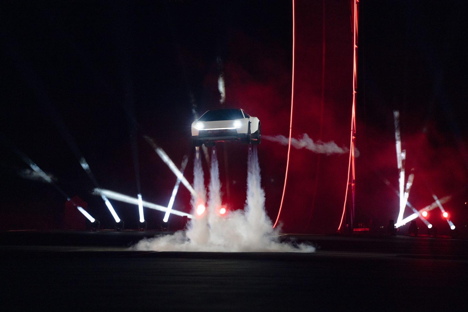Tesla Roadster unoszący się nad ziemią na strumieniach sprężonego powietrza
