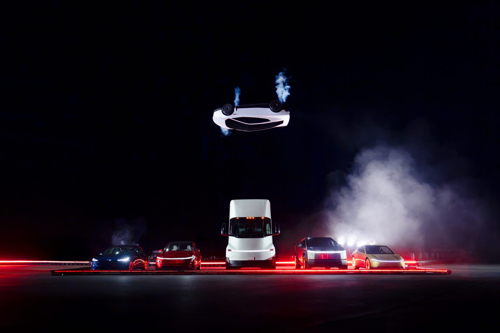 Tesla Roadster w powietrzu nad Semi i innymi autami Tesli podczas pokazu